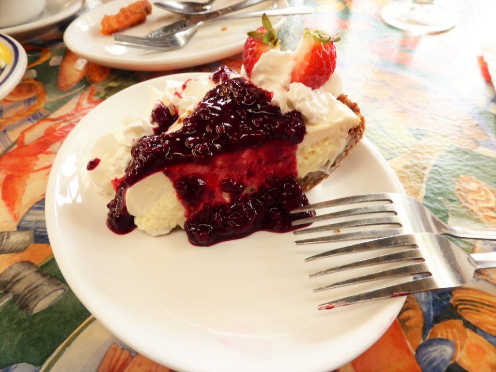 Cheesecake with raspberry coulis